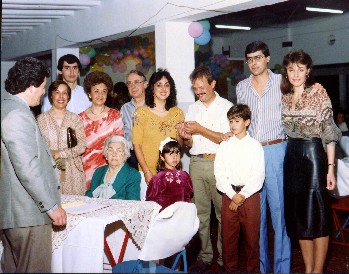 Alexandra (ao centro)  e  família