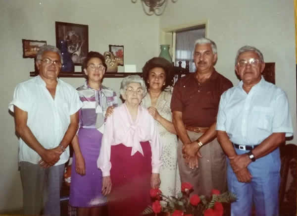 A matriarca Maria Stávale Pinto Moreira e filhos