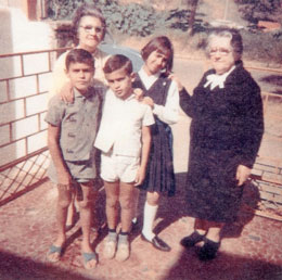 Alexandra (ao centro), sua avó Maria, sua tia-avó Rosa e irmãos