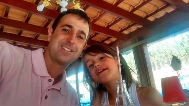 Ciro Luiz, filho de Alexandra, com sua filha Maria Eduarda