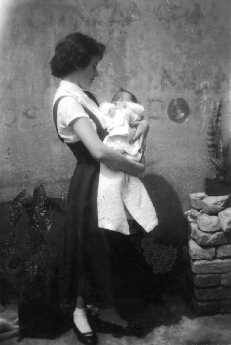 Yara Berenice Stávale  segurando o sobrinho Reinaldinho. Casa da Rua Javari 293 - Mooca (1958)