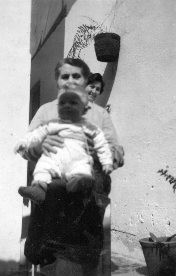Ao fundo, Philomena (avó de Reinaldo) e, à frente, Elisa (mãe de Herminio) segurando o bisneto Reinaldo (filho de Lygia). Rua Itajai 95, Mooca, 1958