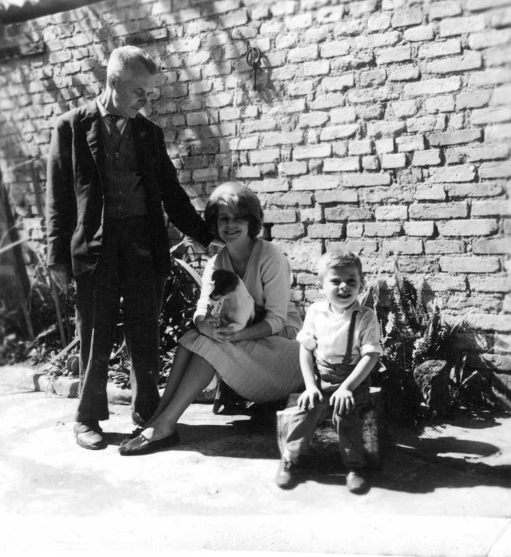 Jose Stávale Junior, a filha Yara B. Stávale e Reinaldo (neto de Jose e sobrinho de Yara), casa de Jose, Rua Javari 293 - Mooca)