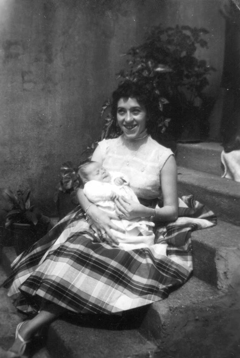 Lygia Stávale e o filho Reinaldinho na casa dos pais de Lygia (Rua Itajai, 95 - Mooca)