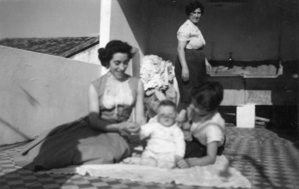 Lygia, Reinaldinho, Bete (irmã de Lygia) e, ao fundo,  Philomena (casa de Philomena), Rua Itajaí 95 - Mooca