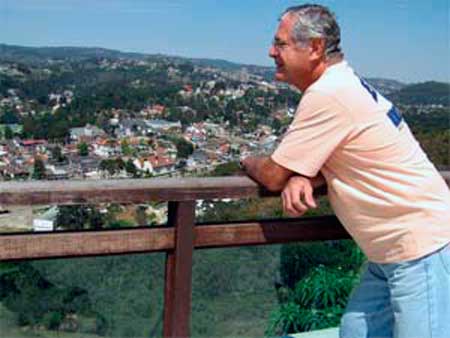 Paulo César Stávale, filho de Ângelo Stávale e Clelea Baena.