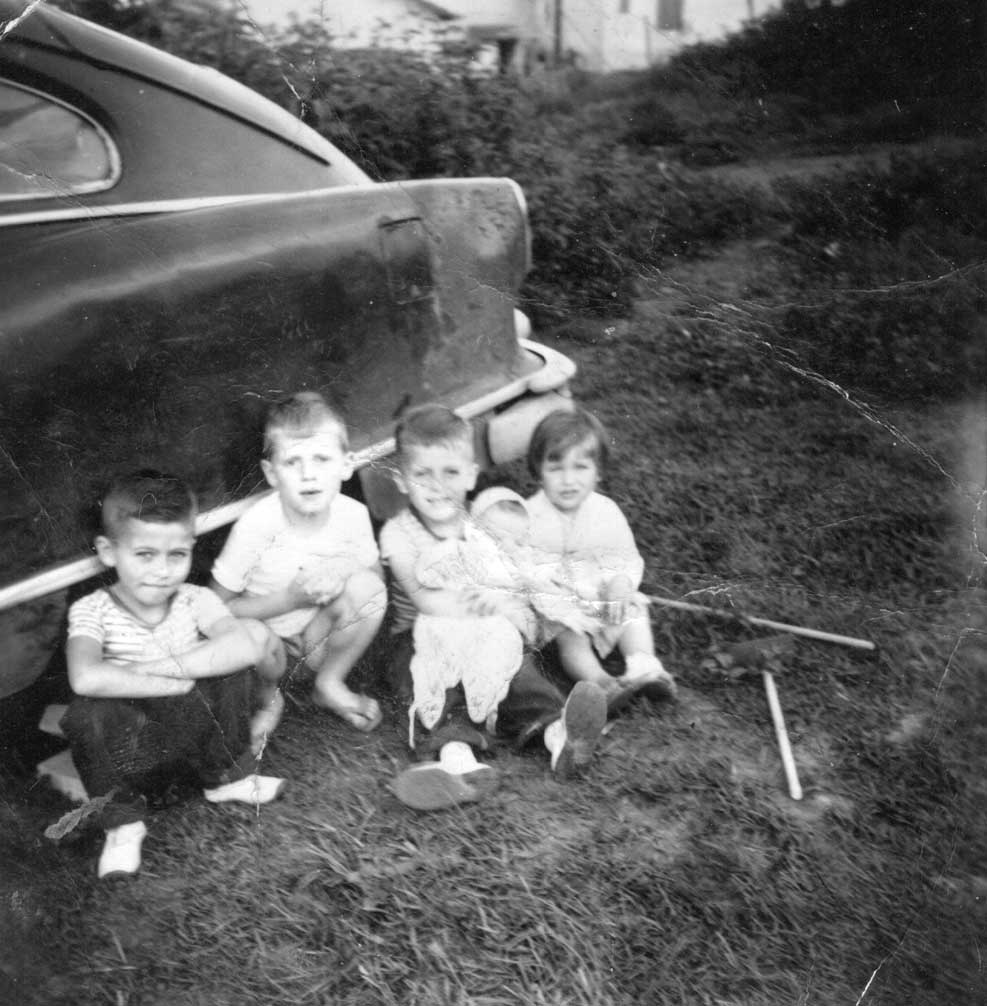 Mauricio, Sergio, Reinaldo segurando a prima Monica e Celia, netos de José Stávale Junior (Vila Arapua - casa de Fausto)