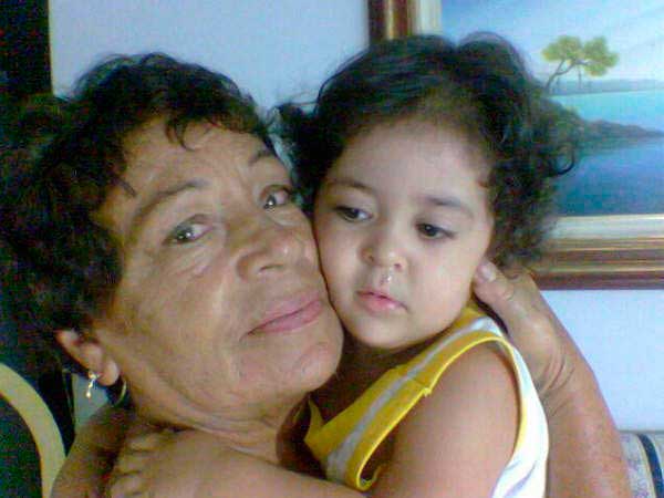 Maria G. Almeida (esposa de Julio) e a neta Luana