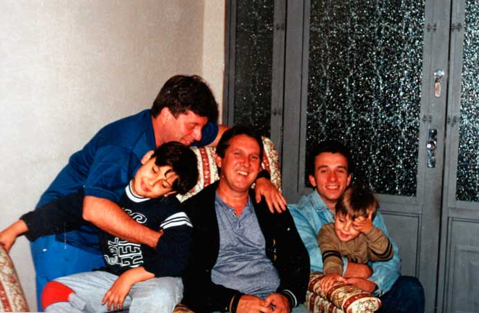 Reinaldo abraçando o filho Victor e o primo Volezio e Ricardo com o sobrinho Yuri