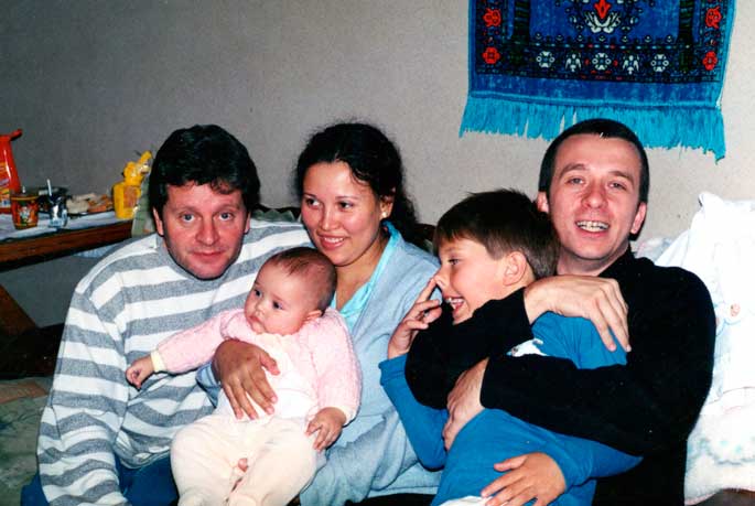 Reinaldo, Rose com a filha Isabela e Ricardo segurando o sobrinho Yuri. Casa de Reinaldo - Mooca