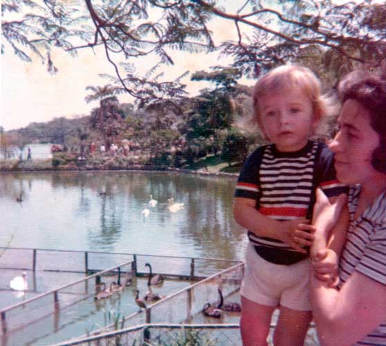 Ricardo e a mamãe Lygia no Zoológico. Novembro de 1974
