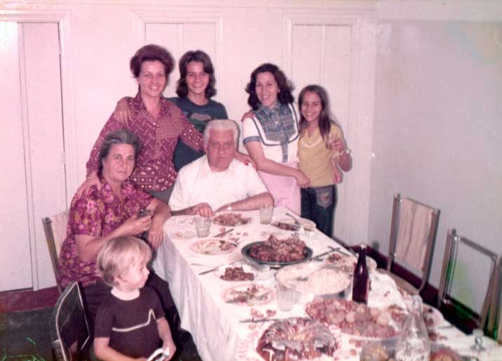 Ricardo com os avós Philomena e Hermínio, a tia Neuza, o primo Té (Jose Carlos) a mãe Lygia e a prima Lili