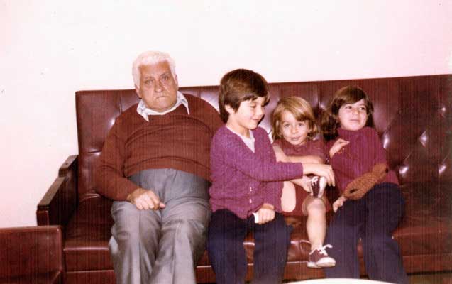 Ricardo com avô Hermínio (o vô Hermes) e os primos Alexandre e Simone)