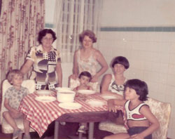 O sobrinho Ricardo, Yolanda (mãe), Yara, as filhas Mônica e Paula e o filho Júnior.