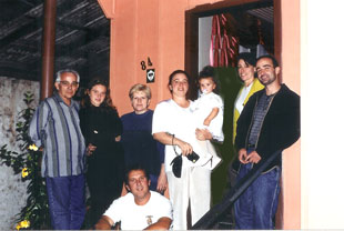 Toninho (marido), a neta Juliana, Yara, as filhas Mônica e Paula, Rafaela (neta), o filho Júnior e Volézio (marido de Mônica)