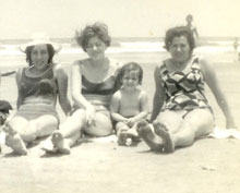 Lygia (cunhada), Yara e sua filha Mônica e Yolanda (mãe) na praia. Foto da década de 60.