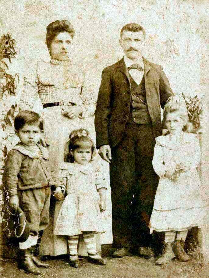 Famiglia  Cattozzo (Veneto - Rovigo, 1908). I nonni di Lygia Giovanni Cattozzo e Elisa Tenan  e figli Egydio, Nina e Amelia
