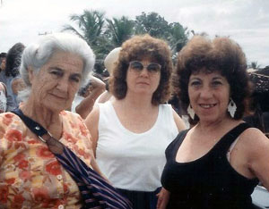 Lygia com a mãe Filomena e a irmã Bete
