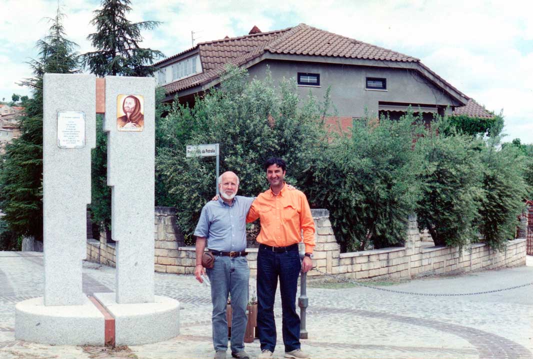 Bisignano (16). Il cugino Ronald ed Elio, davanti alla casa di Elio