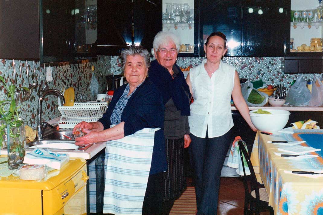 Bisignano (24). Mamma Lucia, zia Grazia e Sabrina preparano il barbecue (grigliata) nella cucina di Sabrina.
