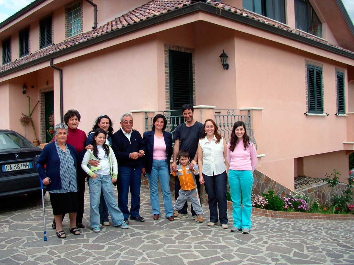 Bisignano (28). Lucia, Maria, Rosa con figlia, Francesco, Elisa, Elio con Sabrina e figli Carlo e Maria Speranza.