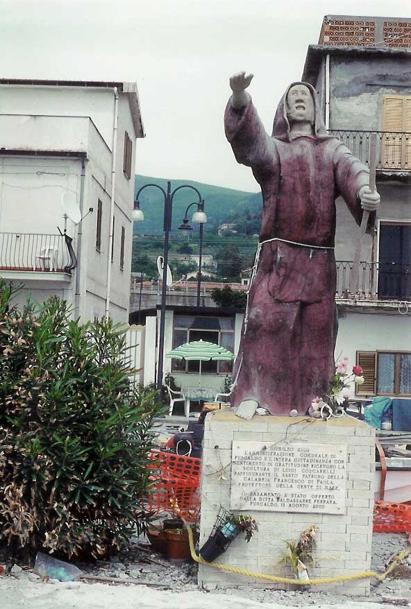 Fuscaldo Marina (21). Statua di San Francesco di Paola