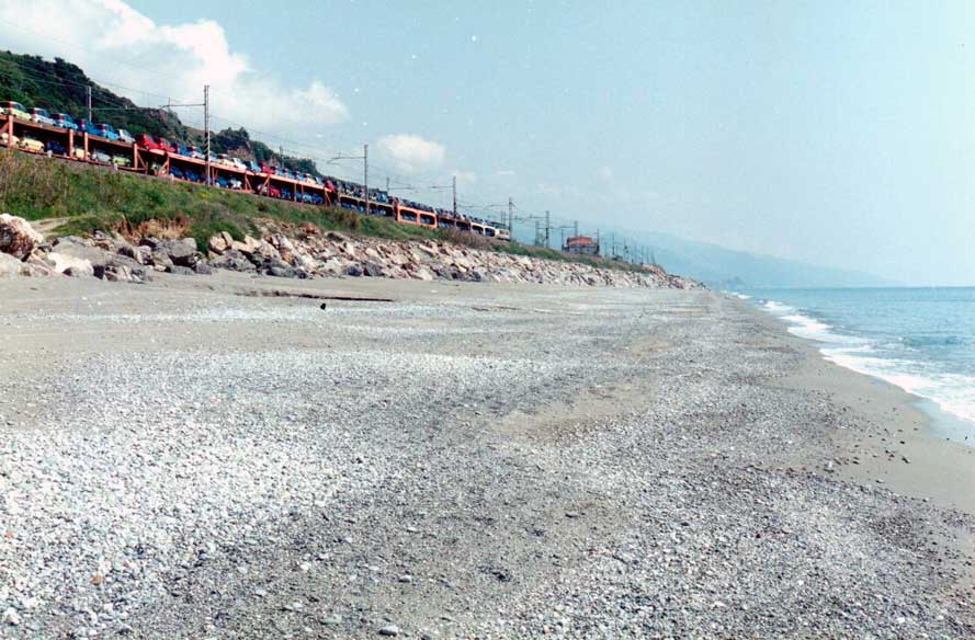 Fuscaldo Marina (28). A sinistra della foto, il treno che passa vicino alla spiaggia.