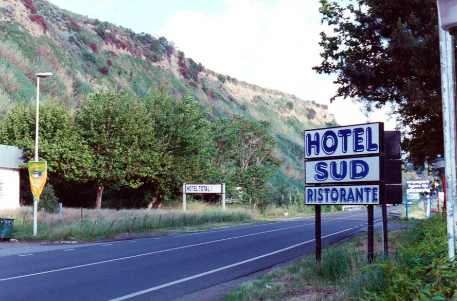 53 Fuscaldo Paese - Hotel dove soggiornarono Reinaldo e Ronald. Sullo sfondo, in cima all'altopiano, si trova Fuscaldo Paese