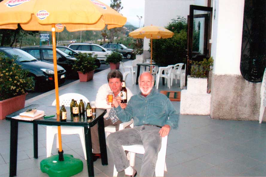 55 Fuscaldo Paese - Reinaldo e Ronald bevono qualche birra sulla veranda dell'hotel