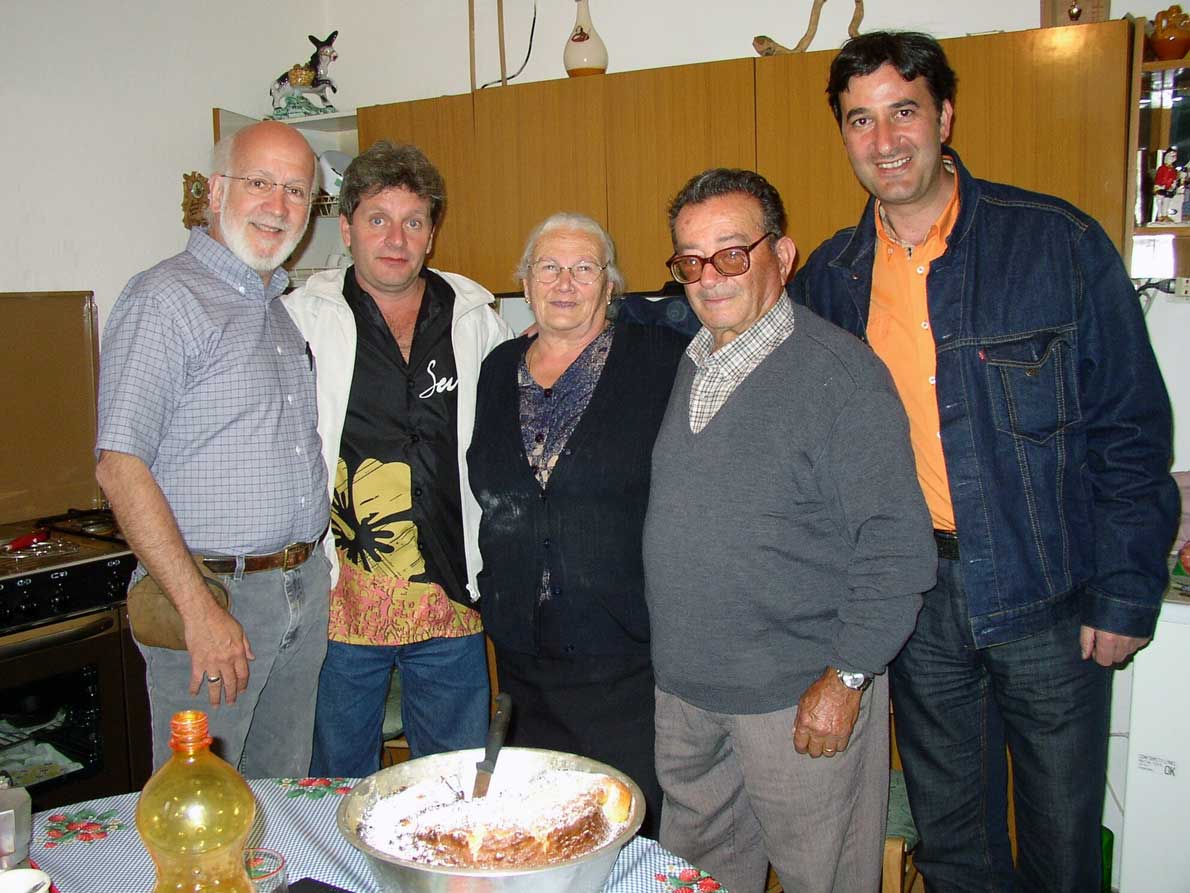 San Giacomo di Cerzeto, casa di Antonio Stávale. Con Ronald, Reinaldo, la coppia Adele e Antonio ed Elio. (2006)