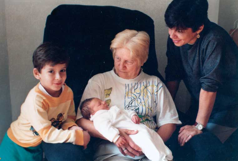 9.4 Victor, a avó Lidia com Yuri e Eleide. A outra avó Lygia morreu 7 meses antes de Yuri nascer