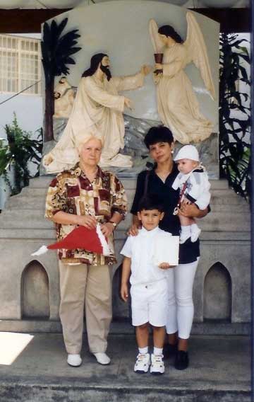 12. Eleide e os filhos Yuri e Victor e a vovó Lidia. Colegio Santa Catarina - Mooca