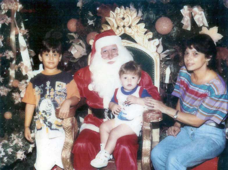 18. Eleide e os filhos Victor e Yuri com o Papai Noel
