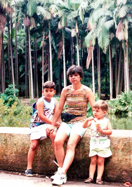 19. Eleide com os filhos Victor e Yuri no Parque da Agua Branca, São Paulo