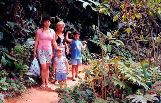 19.2 Eleide com os filhos Yuri e Victor e com a mãe Lidia em uma trilha para uma praia isolada em São Vicente