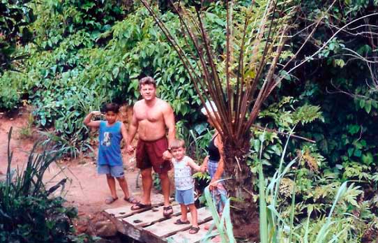 19.2b Reinaldo com os filhos Victor e Yuri e a sogra Lidia em trilha para uma praia isolada em São Vicente