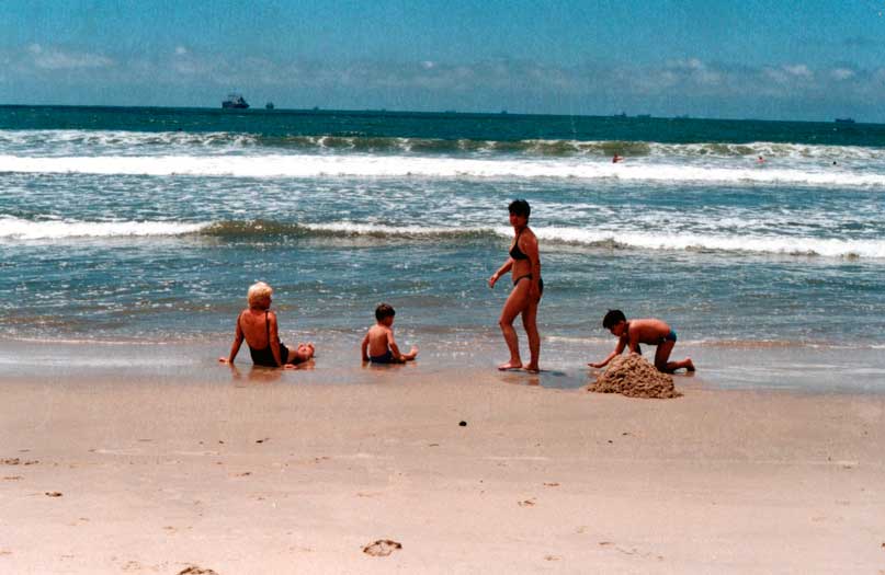 19.2d Eleide com filhos Victor e Yuri e a mãe Lidia na praia isolada