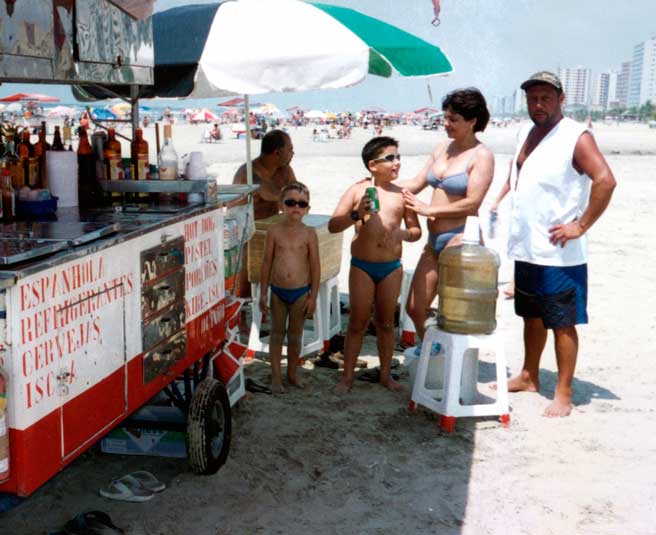 20.1 Eleide, os filhos Victor e Yuri e o irmão Marcus com o seu comercio na faixa de areia da Praia Grande