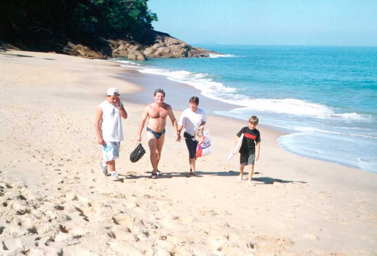 25.3 Eleide, Reinaldo, Victor e Yuri na Praia do Lázaro - Ubatuba