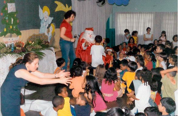 Papai Noel na EMEI Rosa Stávale. 2005 Primeiro ano do Papai Noel na escola e no entorno da
escola, bairro Tanque – Atibaia SP.