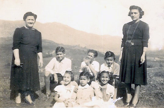 5. Rosa com sua irmã Maria e filhos