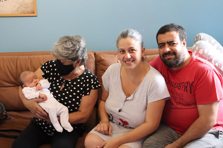 A bonequinha Elisa, a priminha mais nova de Reinaldo, no colo de Tico, e o casal Sandrinha e Leandro, pais de Elisa.