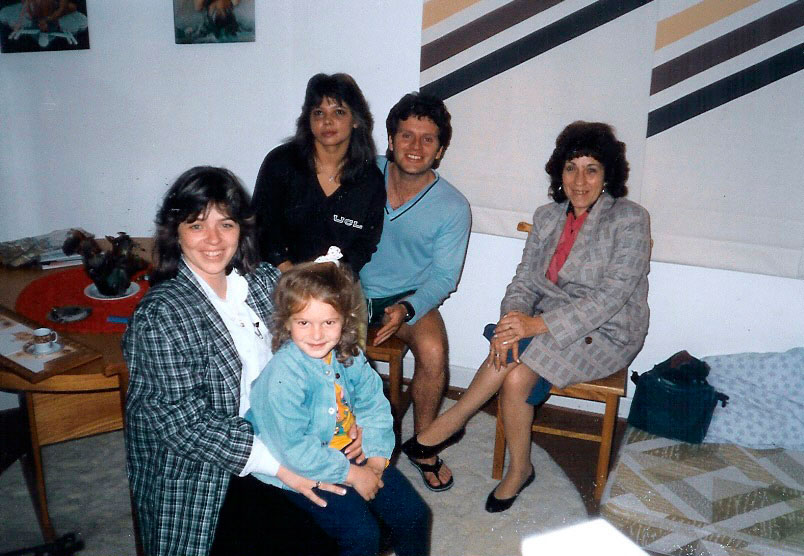 Em primeiro plano, Monica e a filha Juliana. E ao fundo, Eleide, Reinaldo e Lygia.