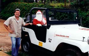Reinaldo levando o Papai Noel para a zona rural de Atibaia.