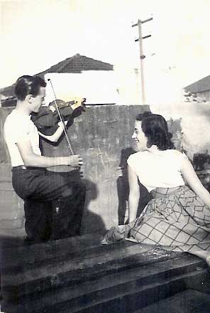 Hélio violinista e a namorada Lygia. Casa dos pais de Lygia - Rua Itajaí 95 - Mooca