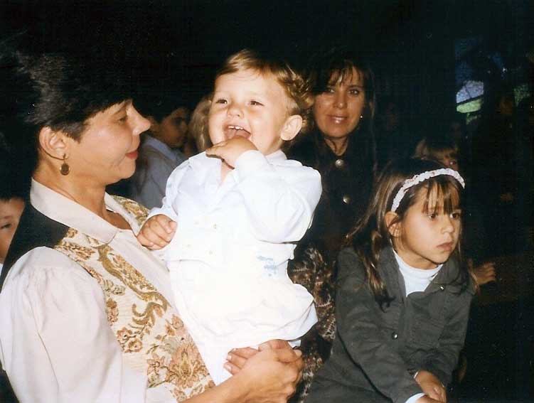 Batizado de Yuri. A mãe Eleide, Yuri e a prima Karen