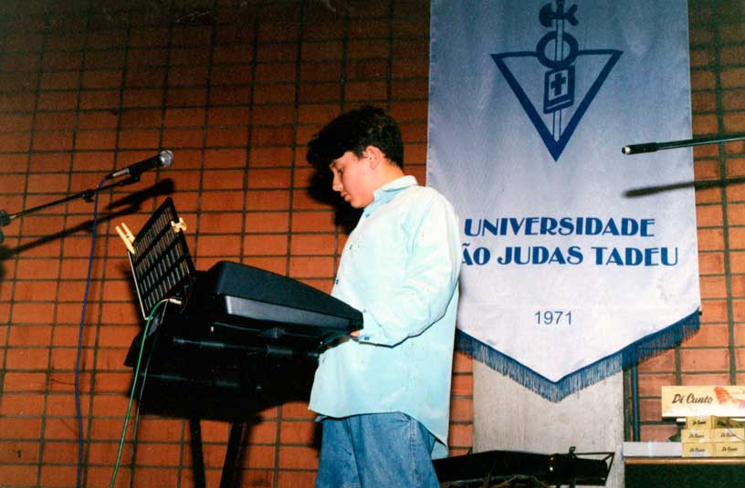 Victor se apresentando na Universidade