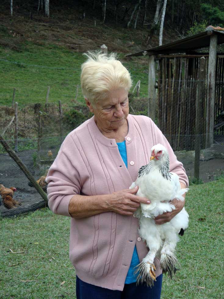 Vovó Lídia e a netinha galinha Piu Piu (morta por um ataque de onça) 2012