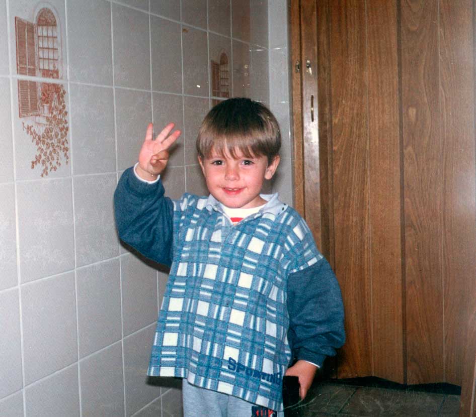 Yuri mostrando que está fazendo 3 anos
