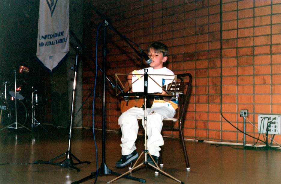 Yuri se apresentando na Universidade São Judas Tadeu